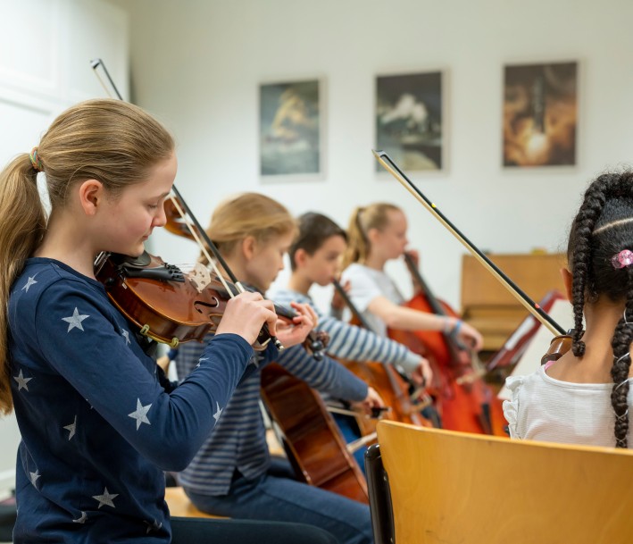 Kinder, die Geige spielen