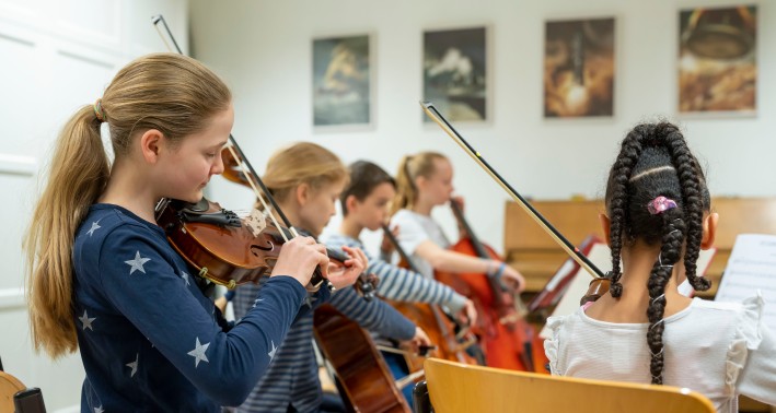Kinder, die Geige spielen