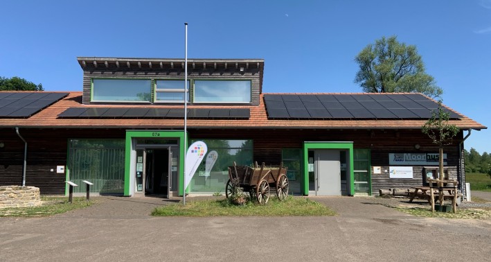 Eingang am NABU Besucherzentrum Moorhus. Das Moorhus ist auch BNE-Regionalzentrum.