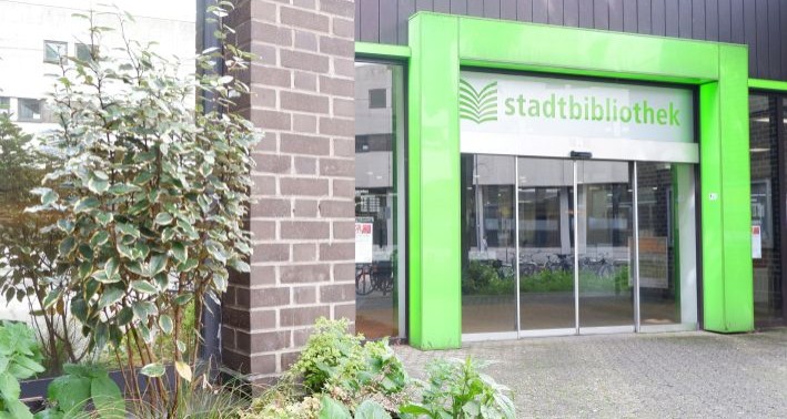 Das Foto zeigt den Eingang der Stadtbibliothek Aachen