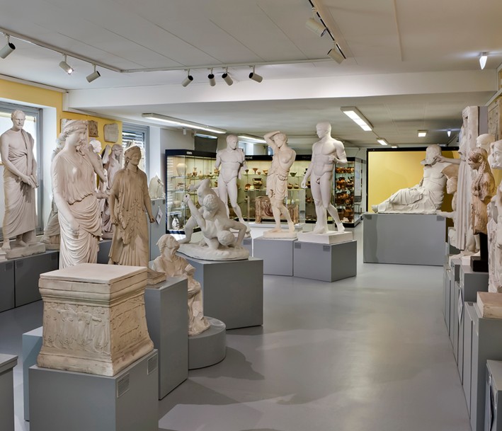 Blick in das Akademische Kunstmuseum mit Abguss- und Originalsammlung
