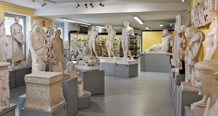 Blick in das Akademische Kunstmuseum mit Abguss- und Originalsammlung