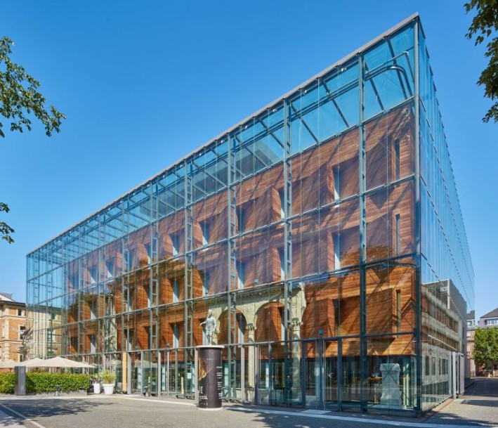 Zu sehen ist das Museumsgebäude und der Vorplatz.