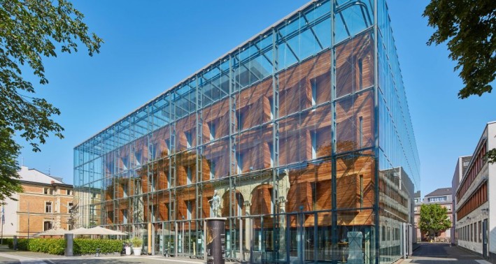 Zu sehen ist das Museumsgebäude und der Vorplatz.