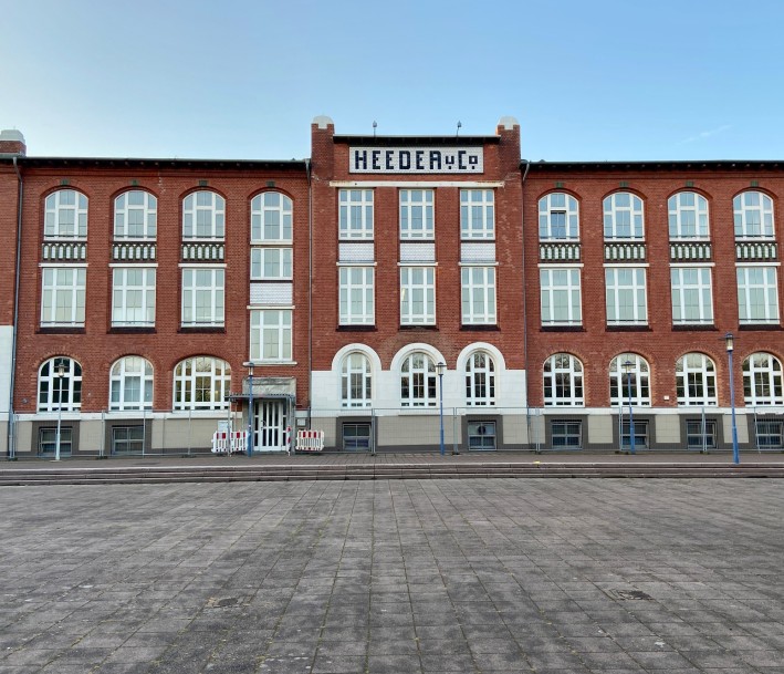 Blick auf das Hauptgebäude