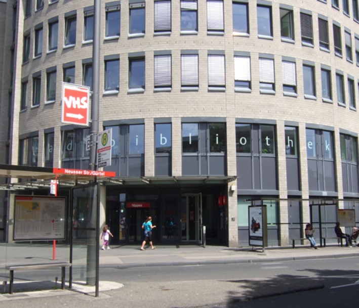 Das Foto zeigt die Außenansicht der Stadtteilbibliothek Nippes