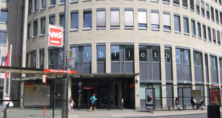 Das Foto zeigt die Außenansicht der Stadtteilbibliothek Nippes