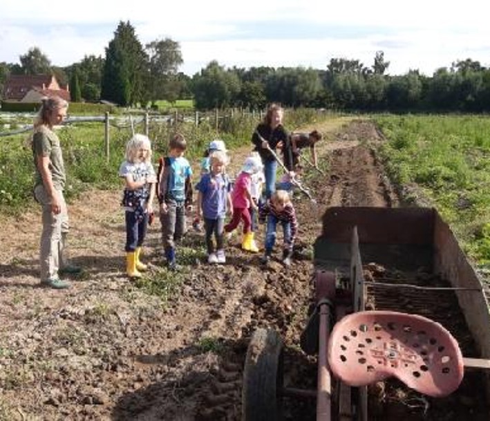 Kinder, die auf einem Feld arbeiten