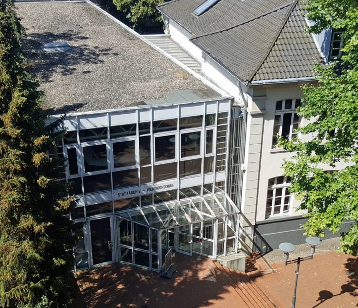 Blick auf das Gebäude der Volkshochschule