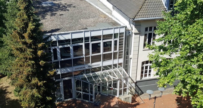 Blick auf das Gebäude der Volkshochschule