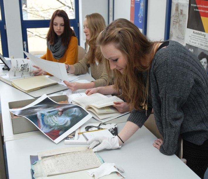 Schülerinnen bei der thematischen Erarbeitung im Schulungsraum der Abteilung OWL