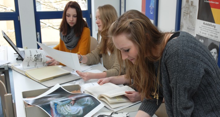 Schülerinnen bei der thematischen Erarbeitung im Schulungsraum der Abteilung OWL