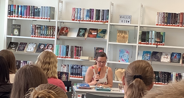 Lesungen, Bastelaktionen, Medienvielfalt: Dadurch zeichnet sich das Haus aus. Hier liest Jugendbuch-Autorin Sandra Grauer für Schülerinnen und Schüler der Realschule.