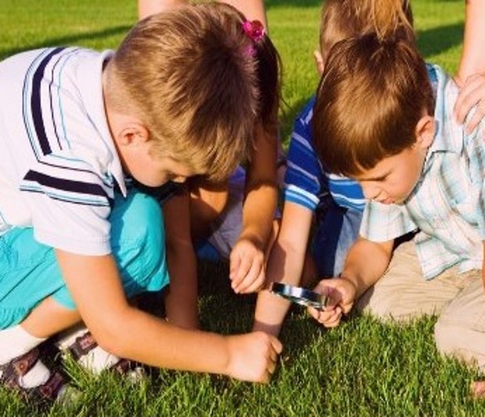 Foto: Brückenkopf-Park Kinder untersuchen eine Wiese