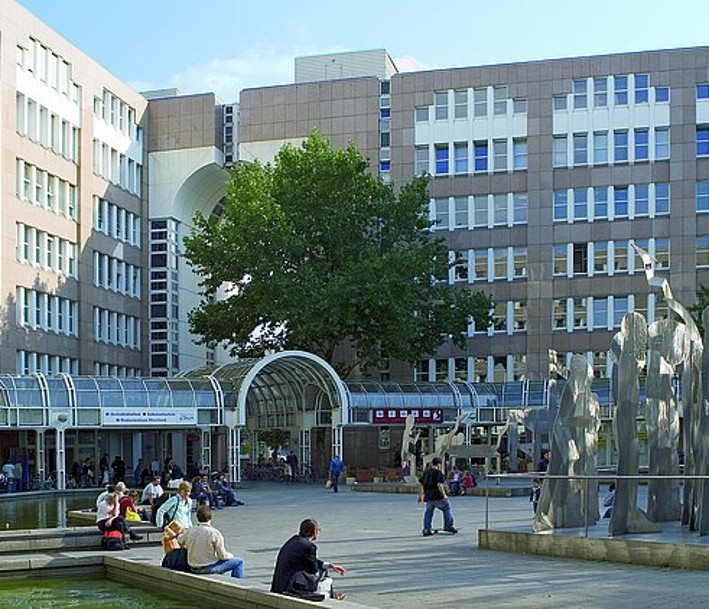 Die VHS Düsseldorf am Bertha-von-Suttner-Platz 1 (direkt am Hbf. Düsseldorf)