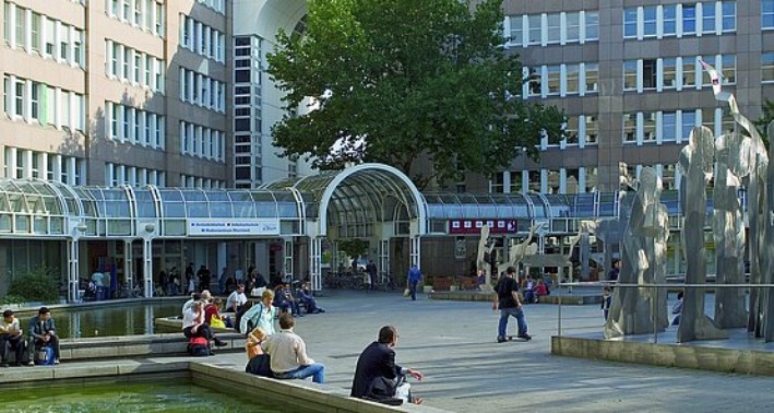 Die VHS Düsseldorf am Bertha-von-Suttner-Platz 1 (direkt am Hbf. Düsseldorf)