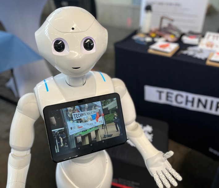 Technik macht Spass mit dem Roboter Pepper