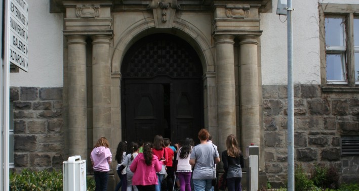 Menschen gehen in das Stadtarchiv Bottrop