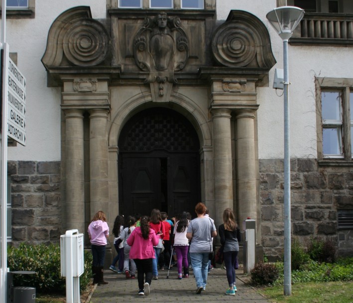 Menschen gehen in das Stadtarchiv Bottrop