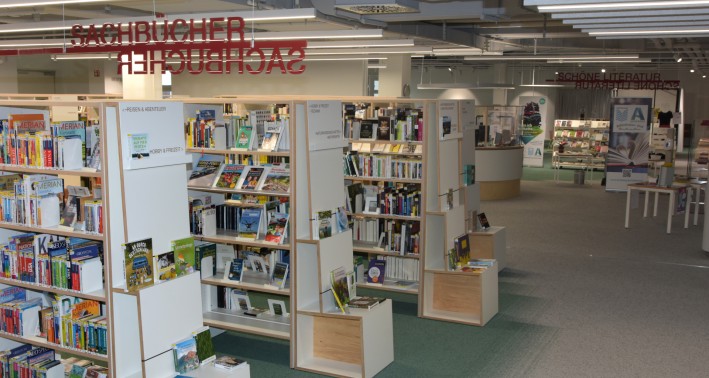 Es sind die Innenräume der Stadtbibliothek Neheim zu sehen.