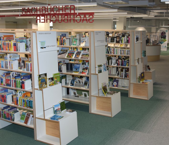 Es sind die Innenräume der Stadtbibliothek Neheim zu sehen.