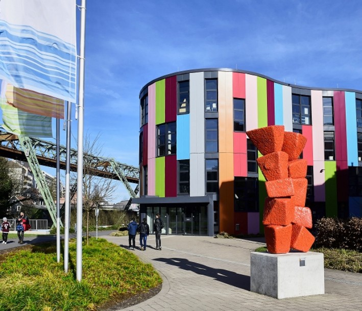 Das bunte Gebäude der Wuppertaler Junior Uni mit Tony Cragg-Skulptur im Vordergrund