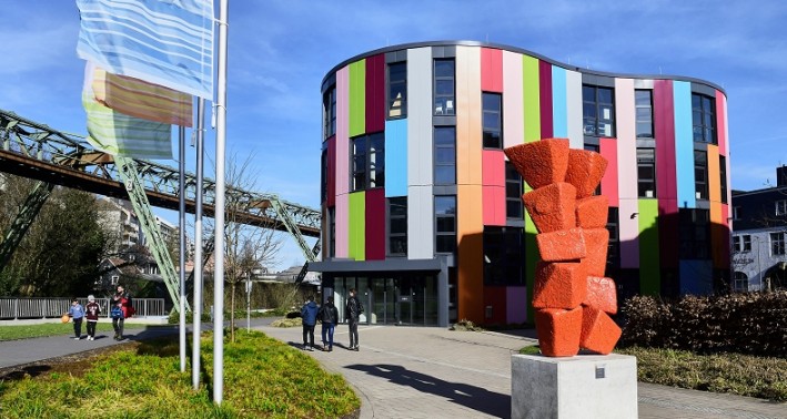 Das bunte Gebäude der Wuppertaler Junior Uni mit Tony Cragg-Skulptur im Vordergrund