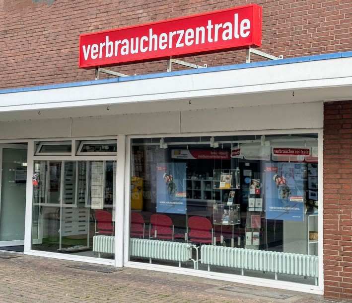 Foto zeigt den Eingang der Verbraucherzentrale NRW in Moers
