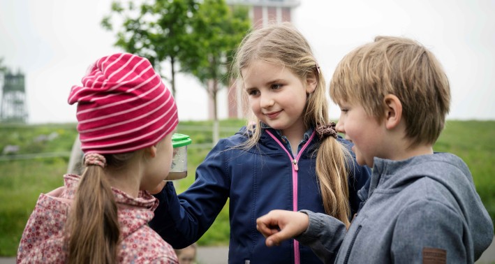 Kinder experimentieren im Zechenpark