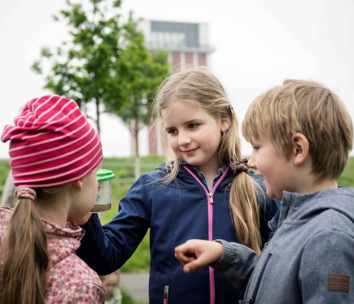 Kinder experimentieren im Zechenpark