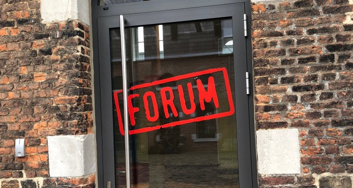Das Foto zeigt den Eingang des Museums Zinkhütter Hof mit der Aufschrift 'Forum'.