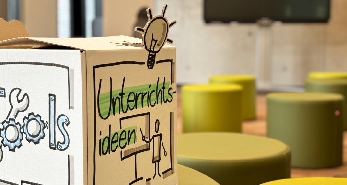 Das Foto zeigt einen Karton mit der Aufschrift 'Unterrichtsideen'.