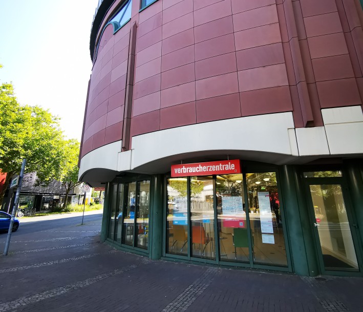 Das Foto zeigt die Beratungsstelle der Verbraucherzentrale NRW im Kreis Gütersloh im Gebäude der Stadtbibliothek Gütersloh.