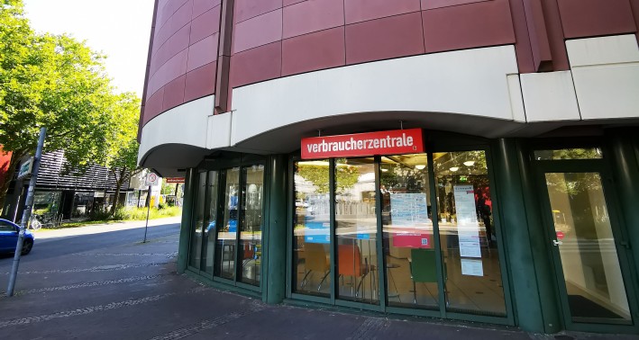 Das Foto zeigt die Beratungsstelle der Verbraucherzentrale NRW im Kreis Gütersloh im Gebäude der Stadtbibliothek Gütersloh.