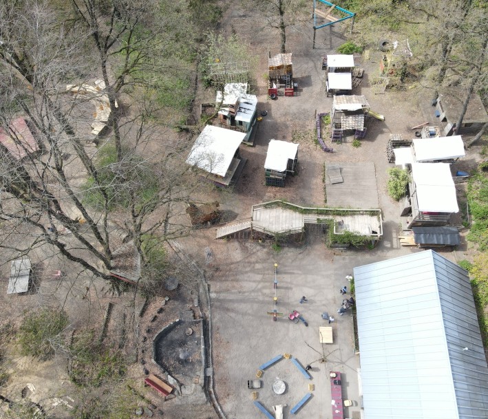 Das Foto zeigt den städtischen Abenteuerspielplatz