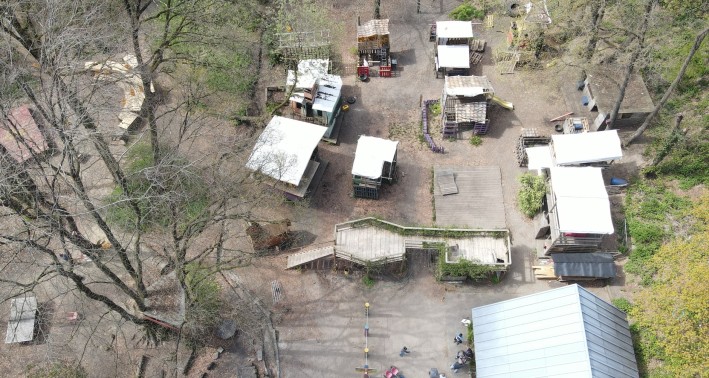 Das Foto zeigt den städtischen Abenteuerspielplatz