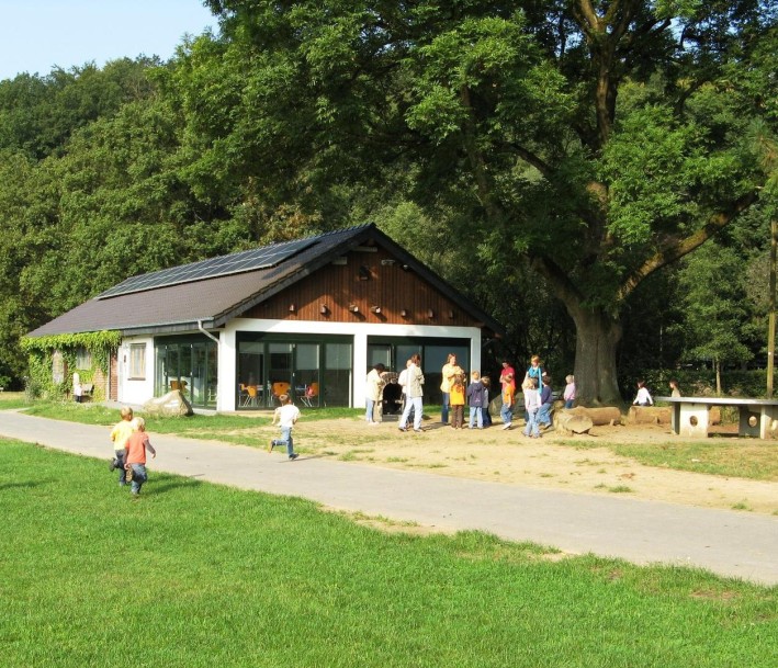 Foto: Naturschule Aggerbogen Bild der Naturschule Aggerboden mit spielenden Kindern.