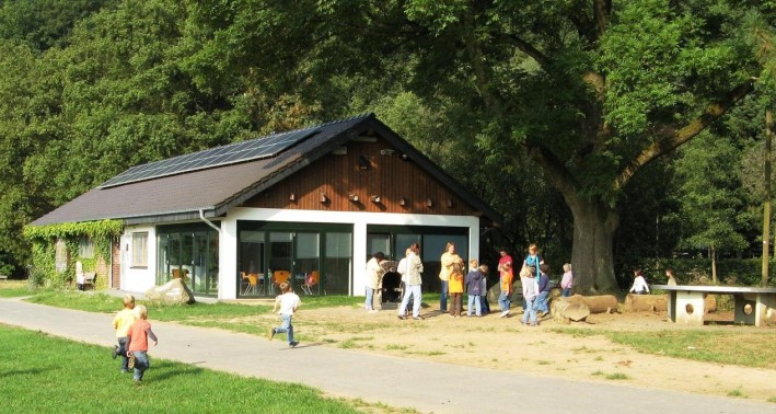 Bild der Naturschule Aggerboden mit spielenden Kindern.