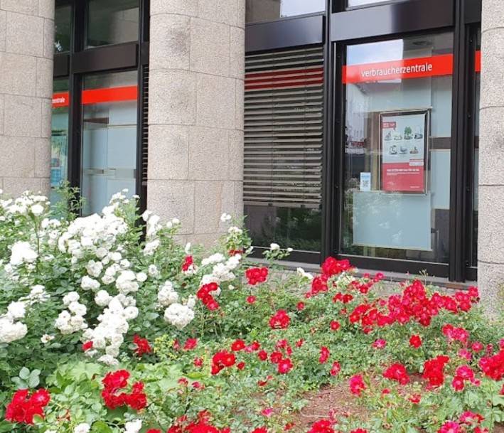 Gebäude der Verbraucherzentrale Herford mit Rosen im Vordergrund.
