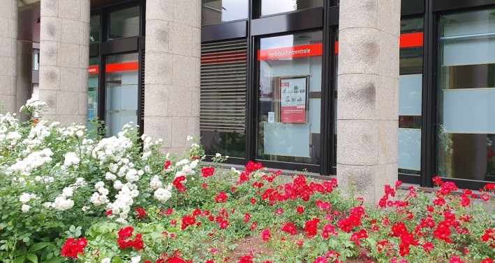 Gebäude der Verbraucherzentrale Herford mit Rosen im Vordergrund.
