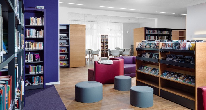 Innenräume der Bibliothek Steinhagen mit Sitzgelegenheiten und Bücherregalen