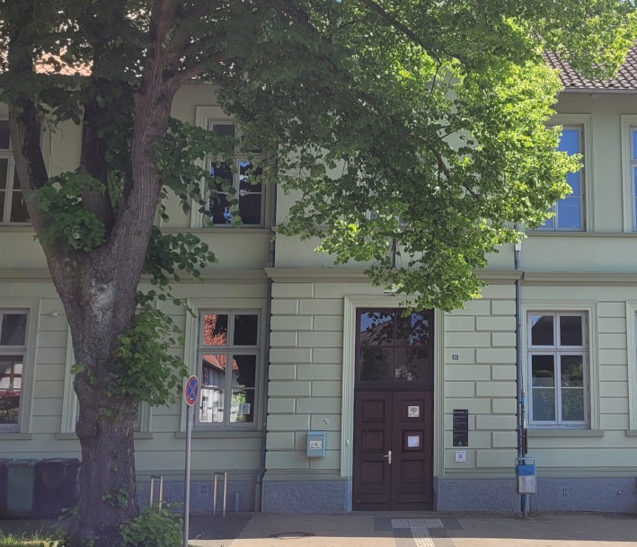 Das Foto zeigt das Gebäude der Stadtbücherei Enger.