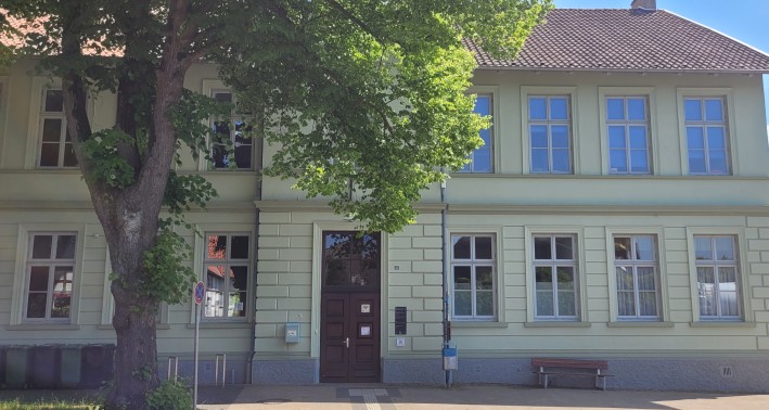 Das Foto zeigt das Gebäude der Stadtbücherei Enger.