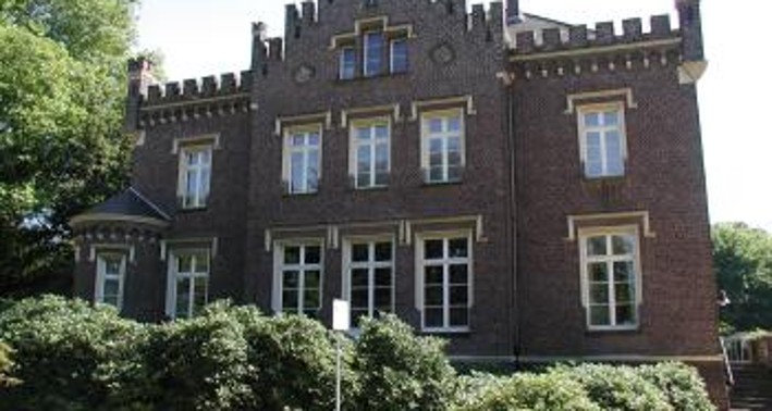 Das Stadtarchiv befindet sich im Erdgeschoss der Villa von Eerde, dem Rathaus der Stadt Geldern