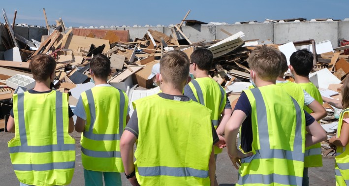 Schüler*innen besuchen den Wertstoffhof und das Kompostwerk.