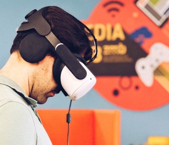 Foto: LVR-ZMB Das Foto zeigt einen Menschen mit VR-Brille.