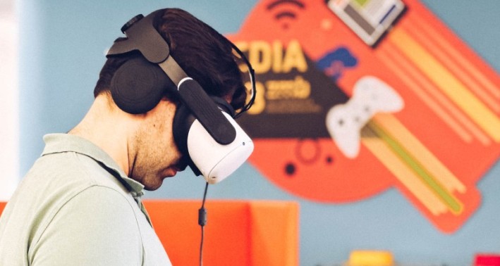 Das Foto zeigt einen Menschen mit VR-Brille.