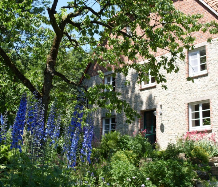 Foto: Lydia Bünger Ein altes Bruchsteinhaus mit Garten davor