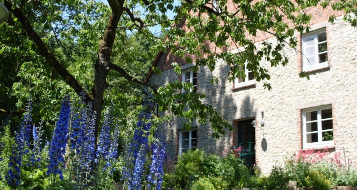 Ein altes Bruchsteinhaus mit Garten davor