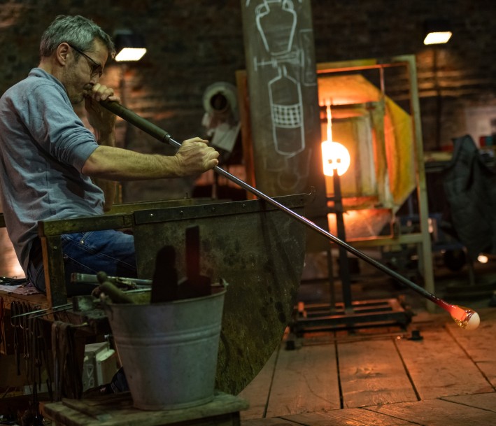 Foto: LWL-Museum Glashütte Gernheim, Fotograf Peter Hübbe Blick in die Schauproduktion im Glasturm